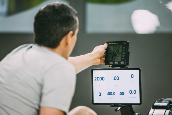 man setting a 2k workout